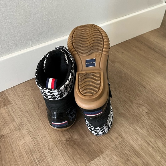 Tommy Hilfiger boots. Black/white houndstooth with glossy finish. size 8 - Picture 5 of 6